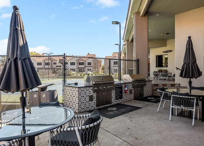 Apartment Cozy 2br-pool, Yoga Rm, Gym, Cabanas, Bbq,prkng